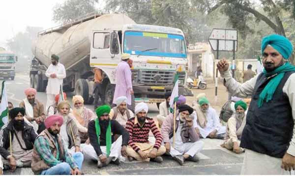 the government by the farmers stirring up the bathinda mansa road