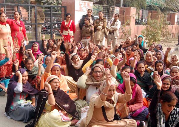 ਆਂਗਣਵਾੜੀ ਮੁਲਾਜ਼ਮਾਂ ਨੇ ਲਾਇਆ ਧਰਨਾ