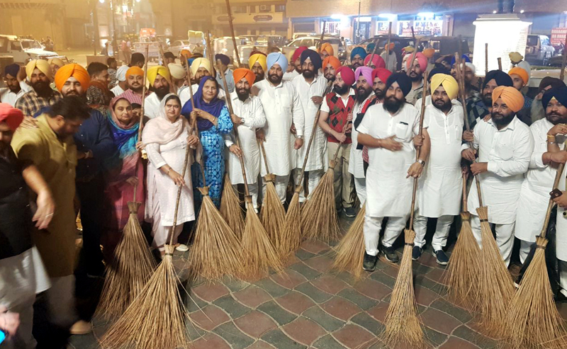 ਕਾਹਲੋਂ ਤੇ ਗਿੱਲ ਦੀ ਅਗਵਾਈ ''ਚ ਸੈਂਕੜੇ ਵਰਕਰਾਂ ਨੇ 3 ਘੰਟੇ ਝਾੜੂ ਲਾਉਂਦਿਆਂ ਨਿਭਾਈ ਸੇਵਾ