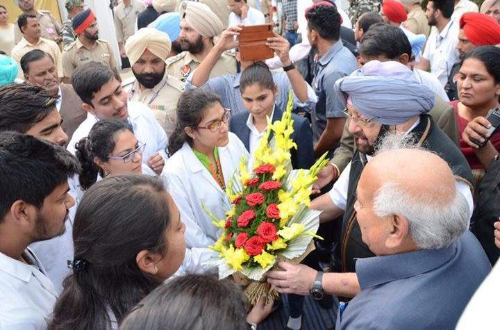 ਸਲਾਰੀਆ ਦੇ ਕਾਲਜ ਦੇ ਵਿਦਿਆਰਥੀ ਮੁੱਖ ਮੰਤਰੀ ਅਮਰਿੰਦਰ ਨੂੰ ਮਿਲੇ, ਜਤਾਇਆ ਧੰਨਵਾਦ