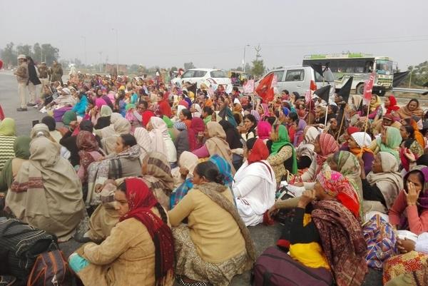 anganwadi employees union was dharna front office