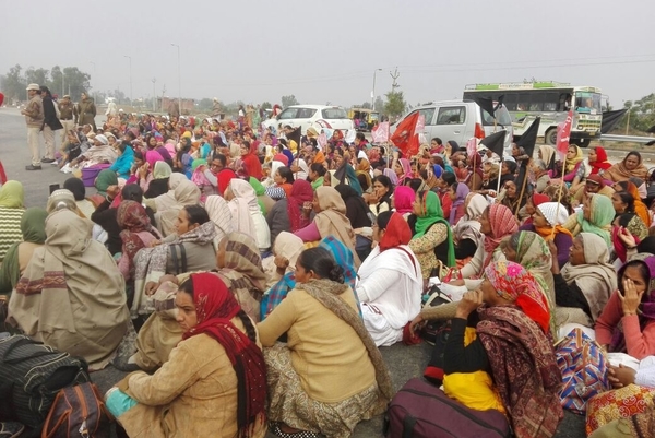 ਆਂਗਣਵਾੜੀ ਮੁਲਾਜ਼ਮ ਯੂਨੀਅਨ ਵੱਲੋਂ ਡੀ. ਸੀ. ਦਫਤਰ ਅੱਗੇ ਧਰਨਾ