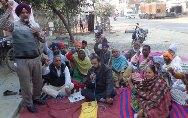 nagar panchayat  s old employees gave dharna