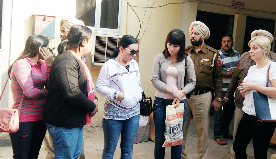 ਮਸਾਜ ਸੈਂਟਰ ਦੀ ਆੜ ''ਚ ਦੇਹ ਵਪਾਰ, 3 ਵਿਦੇਸ਼ੀ ਲੜਕੀਆਂ ਤੇ ਗਾਹਕ ਕਾਬੂ