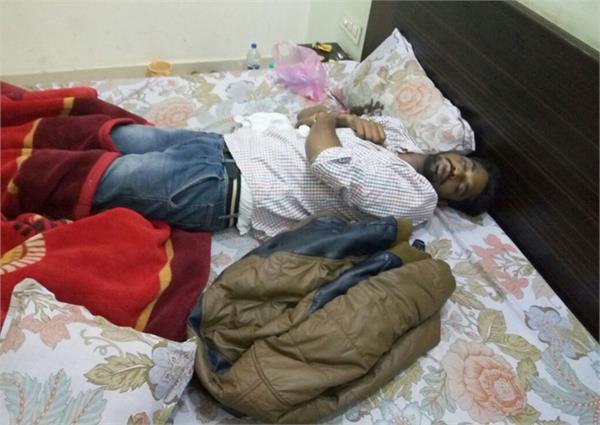 man die in hotel room