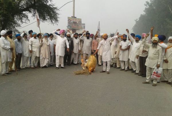 ਕਿਸਾਨ ਸੰਘਰਸ਼ ਕਮੇਟੀ ਨੇ ਕੋ-ਆਪ੍ਰੇਟਿਵ ਸੁਸਾਇਟੀ ਦੇ ਸੈਕਟਰੀ ਦਾ ਫੂਕਿਆ ਪੁਤਲਾ