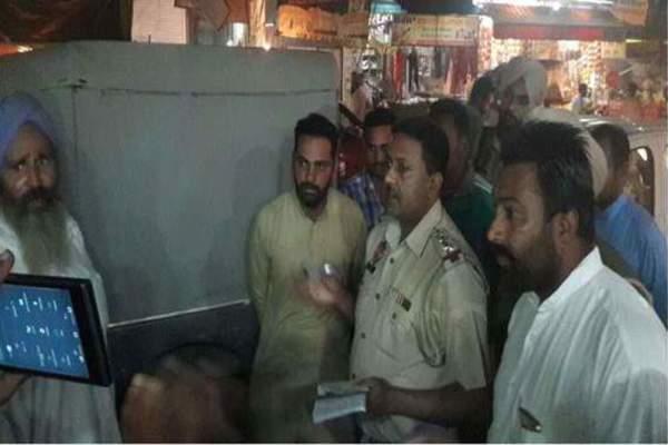 4 masked robbers take rs 1 87 lakh from father son