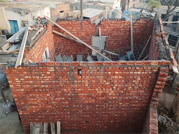 6 injured in lanter fall