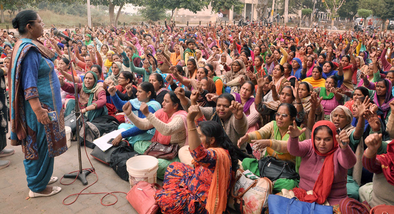 ਭੜਕੀਆਂ ਆਂਗਣਵਾੜੀ ਵਰਕਰਜ਼, ਹੈਲਪਰਜ਼ ਤੇ ਮਹਿਲਾ ਪੁਲਸ ਮੁਲਾਜ਼ਮਾਂ ਵਿਚਕਾਰ ਝੜਪਾਂ