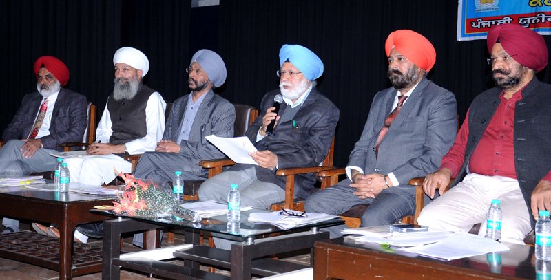 ਵਾਈਸ ਚਾਂਸਲਰ ਨੇ ਯੂਨੀਵਰਸਿਟੀ ਨਾਲ ਜੁੜੇ ਕਾਲਜਾਂ ਪ੍ਰਿੰਸੀਪਲਾਂ ਨੂੰ ਪਾਈ ਫਿਟਕਾਰ