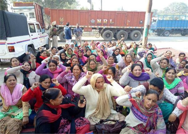 anganwadi workers  cabinet minister aruna chaudhary