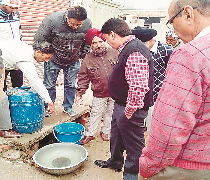 ਸਿਵਲ ਸਰਜਨ ਵੱਲੋਂ ਡੇਂਗੂ ਸਰਵੇਲੈਂਸ ਟੀਮਾਂ ਦਾ ਨਿਰੀਖਣ