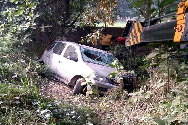 uncontrollable car  family  pathankot