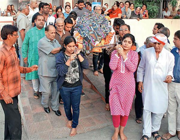 6 daughters  father  burial