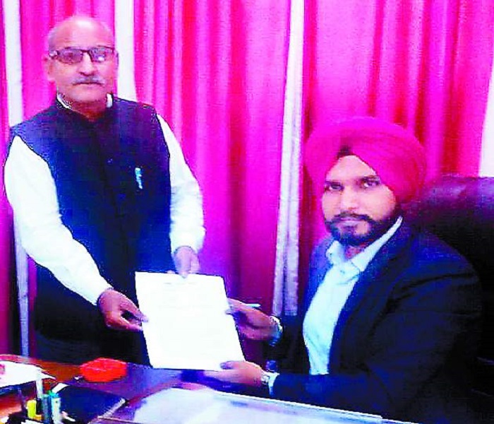 ਪਰਾਲੀ ਨੂੰ ਅੱਗ ਲਾਉਣ ਦੇ ਮਸਲੇ ਪ੍ਰਤੀ ਏ. ਡੀ. ਸੀ. ਨੂੰ ਦਿੱਤਾ ਮੰਗ-ਪੱਤਰ