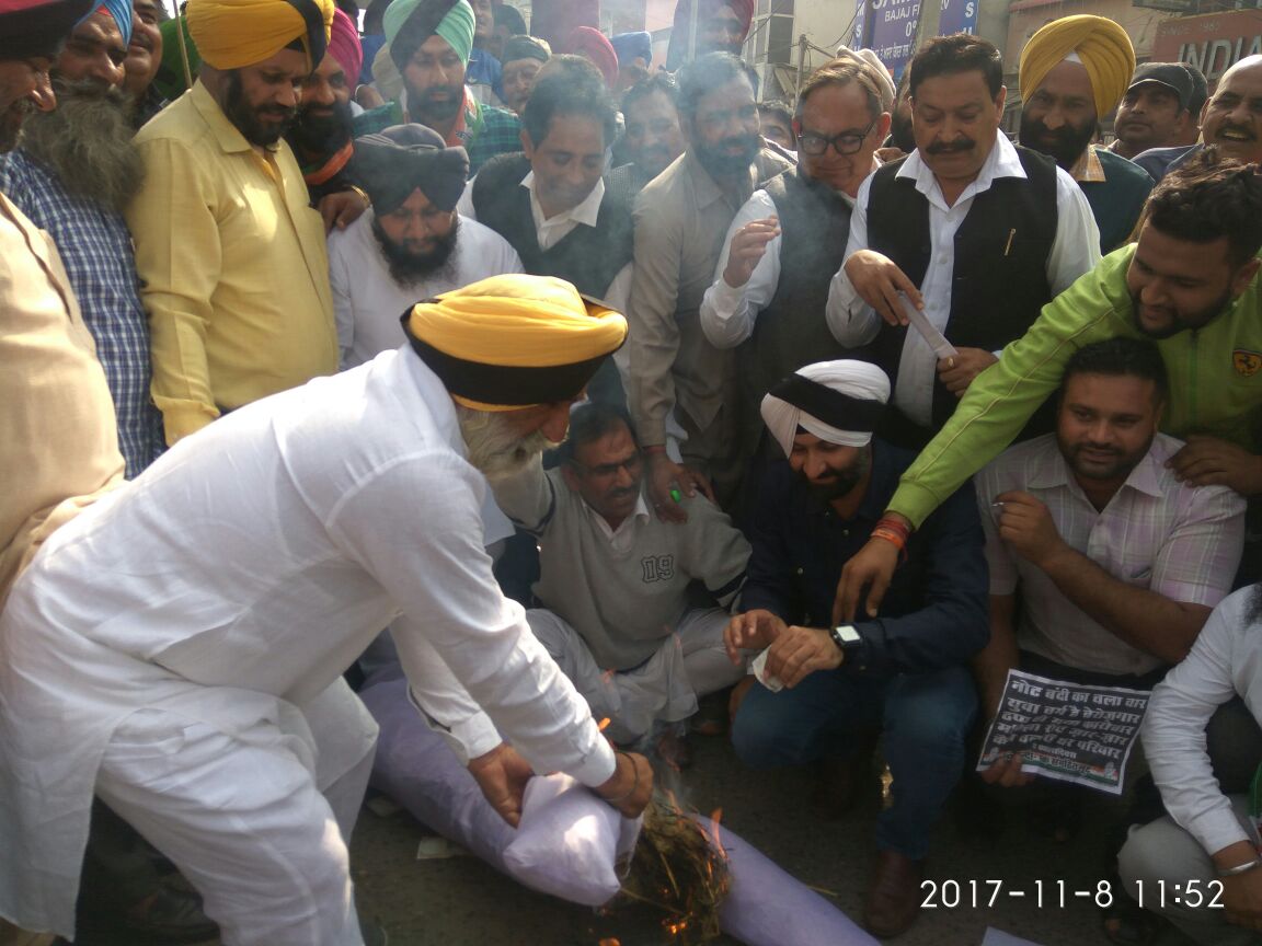 ਨੋਟਬੰਦੀ ਦਾ ਇਕ ਸਾਲ ਪੂਰਾ, ਕਾਂਗਰਸੀਆਂ ਨੇ ਗੁਰਦਾਸਪੁਰ ''ਚ ਮੋਦੀ ਦਾ ਪੁਤਲਾ ਫੂਕ ਕੇ ਮਨਾਇਆ ''ਕਾਲਾ ਦਿਵਸ''
