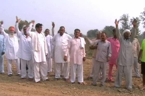 farmers sitting on dharna for 27 days have started rallying on the road
