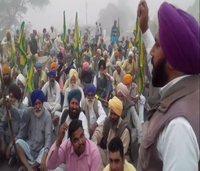 ਬਠਿੰਡਾ-ਮਾਨਸਾ ਰੋਡ ''ਤੇ ਕਿਸਾਨਾਂ ਵਲੋਂ ਸਰਕਾਰ ਖਿਲਾਫ ਪ੍ਰਦਰਸ਼ਨ, ਲਗਾਇਆ ਜਾਮ