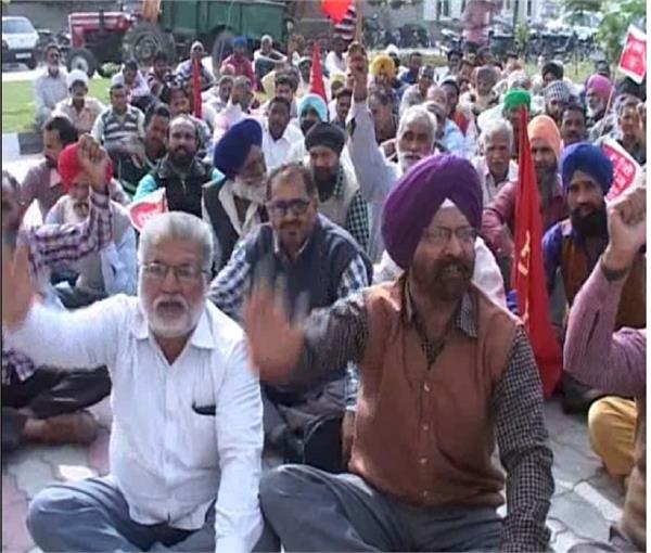 demonstrate protests by mazdoor mukti morcha