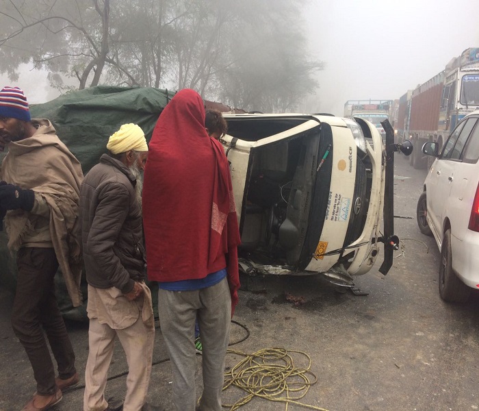 ਸੰਘਣੀ ਧੁੰਦ ਕਾਰਨ ਤਿੰਨ ਵਾਹਨਾਂ ਦੀ ਜ਼ਬਰਦਸਤ ਟੱਕਰ, 1 ਦੀ ਮੌਤ 3 ਗੰਭੀਰ ਜ਼ਖਮੀ (ਤਸਵੀਰਾਂ)