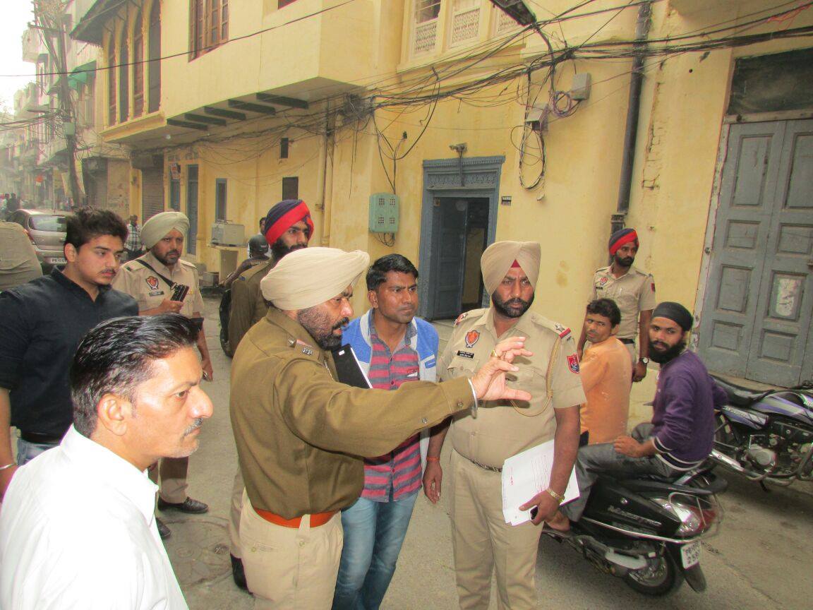 ਮੋਟਰਸਾਈਕਲ ਸਵਾਰ ਲੁਟੇਰਿਆਂ ਨੇ ਦਿਨ-ਦਿਹਾੜੇ ਲੁੱਟ ਦੀ ਵਾਰਦਾਤ ਨੂੰ ਦਿੱਤਾ ਅੰਜਾਮ (ਤਸਵੀਰਾਂ)