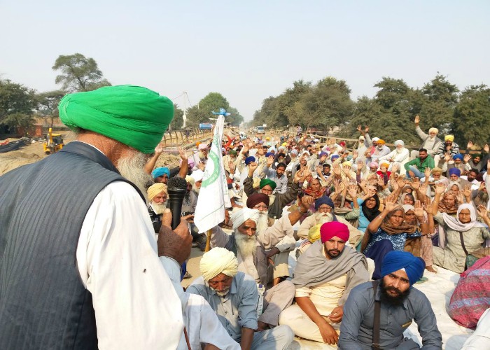 ਮਾਮਲਾ ਕਿਸਾਨ ਵੱਲੋਂ ਖੁਦਕੁਸ਼ੀ ਕਰਨ ਦਾ, ਕਾਰਵਾਈ ਨਾ ਹੋਣ 'ਤੇ ਪਰਿਵਾਰਕ ਮੈਂਬਰਾਂ ਨੇ ਲਗਾਇਆ ਧਰਨਾ (ਤਸਵੀਰਾਂ)