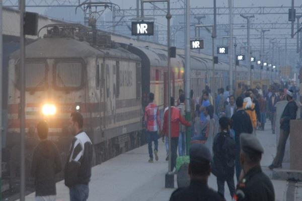 ਸ਼ਾਮ 6 ਵਜੇ ਦਿੱਲੀ ਜਾਣ ਵਾਲੀ ਸਵਰਣ ਸ਼ਤਾਬਦੀ ਰਾਤ 10:30 ਵਜੇ ਹੋਈ ਰਵਾਨਾ, ਯਾਤਰੀ ਹੋਏ ਪਰੇਸ਼ਾਨ