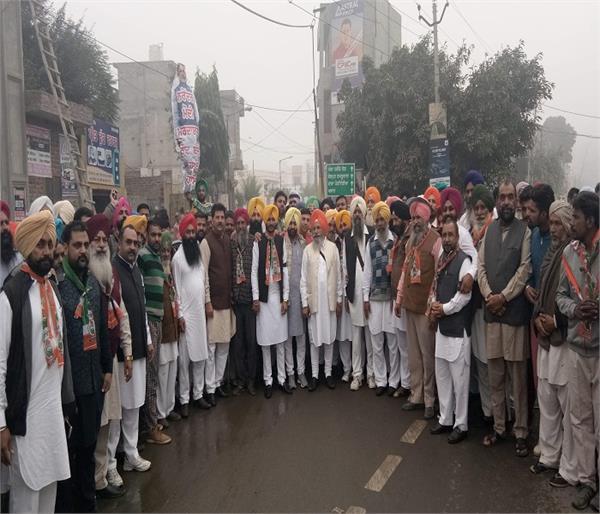 workers blast narendra modi  s effigy