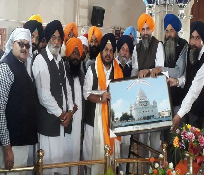 ਜ਼ਿਲਾ ਪ੍ਰਧਾਨ ਬਣਨ ''ਤੇ ਰੋਜੀ ਬਰਕੰਦੀ ਸ੍ਰੀ ਦਰਬਾਰ ਸਾਹਿਬ ਹੋਏ ਨਤਮਸਤਕ
