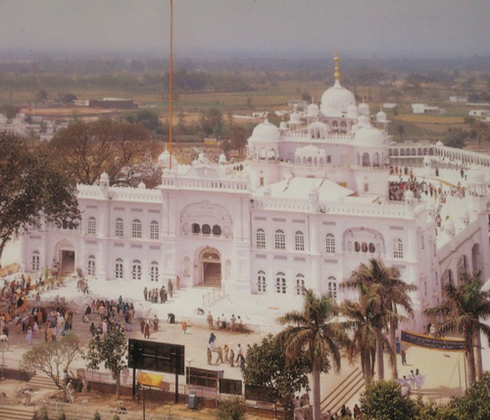 ਗੁਟਕਾ ਸਾਹਿਬ ਦੀ ਬੇਅਦਬੀ ਮਾਮਲੇ ''ਚ ਡੇਰਾ ਸੁੰਦਰ ਆਸ਼ਰਮ ਦੇ ਪ੍ਰਬੰਧਕ ਤਖਤ ਸ੍ਰੀ ਕੇਸਗੜ੍ਹ ਸਾਹਿਬ ਵਿਖੇ ਤਲਬ