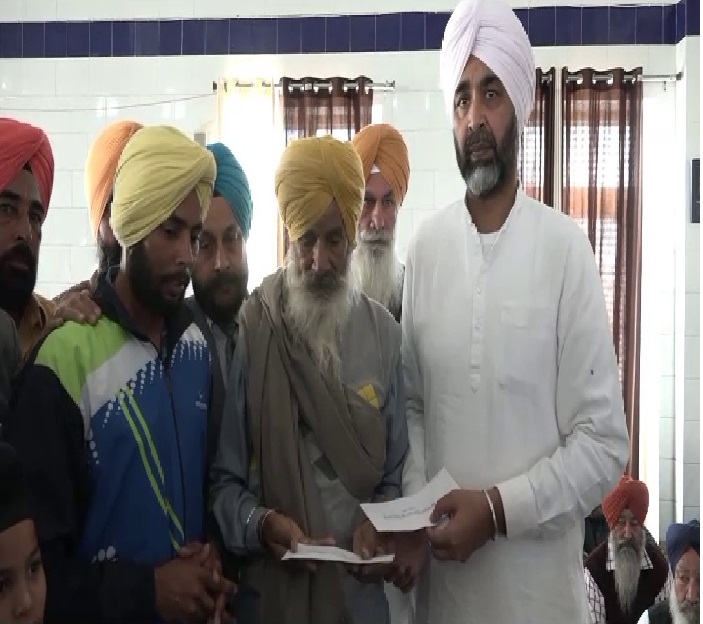 ਸ਼ਹੀਦ ਮਨਜਿੰਦਰ ਸਿੰਘ ਦੇ ਪਰਿਵਾਰ ਨਾਲ ਦੁੱਖ ਸਾਂਝਾ ਕਰਨ ਪੁੱਜੇ ਪੰਜਾਬ ਦੇ ਖਜਾਨਾ ਮੰਤਰੀ