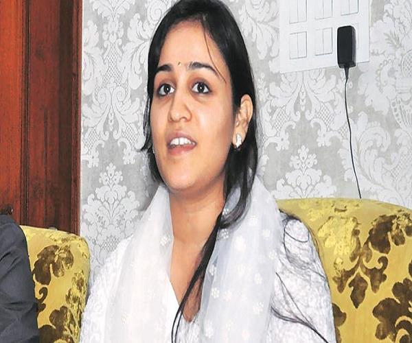 mulayam dauther in low tweeted