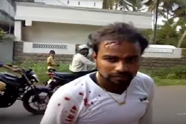 ਮੋਟਰਸਾਈਕਲ ਸਵਾਰ ਦੀ ਗਲਤੀ ''ਤੇ ਭੜਕਿਆਂ ਪੁਲਸ ਮੁਲਾਜ਼ਮ, ਸਿਰ ''ਤੇ ਮਾਰੀ ਡਾਂਗ