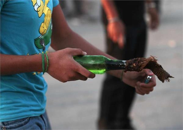 srinagar  petrol bomb  crpf  youth wounded
