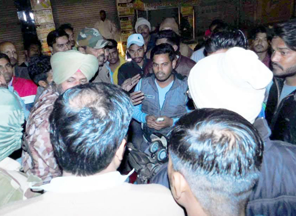 ਲੋਕਾਂ ਨੇ ਮੋਬਾਇਲ ਝਪਟਮਾਰ ਨੌਜਵਾਨ ਨੂੰ ਕੀਤਾ ਕਾਬੂ