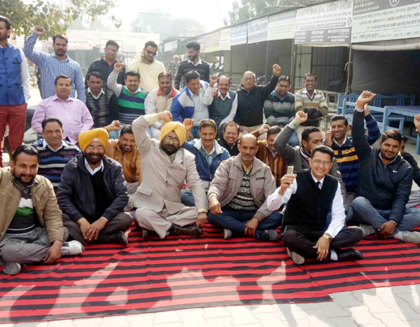 ਐਡਵੋਕੇਟ ਕਪਿਲ ਚੁੱਘ ''ਤੇ ਨਾਜਾਇਜ਼ ਪਰਚਾ : ਤਹਿਸੀਲ ਕੰਪਲੈਕਸ ਵਿਚ ਹੋਈ ਹੜਤਾਲ