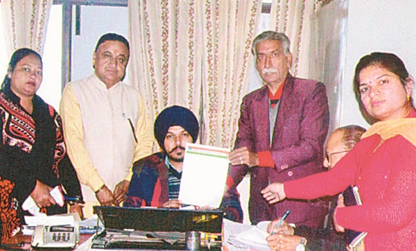 ਮਜ਼ਦੂਰਾਂ ਨੂੰ ਸਹੂਲਤਾਂ ਲੈਣ ਲਈ ਹੋਣਾ ਪੈ ਰਿਹੈ ਖੱਜਲ-ਖੁਆਰ