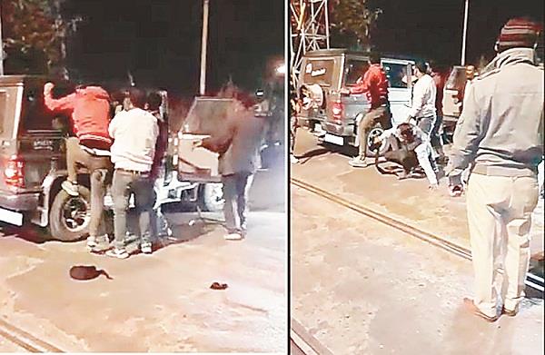 man on the road  the police personnel stood as a mute spectator