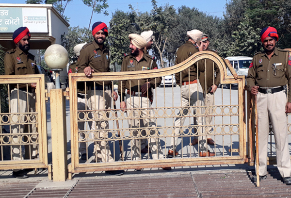 ਪੁਲਸ ਛਾਉਣੀ ''ਚ ਬਦਲਿਆ ਮੱਲਾਂਵਾਲਾ