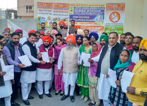 ਮੱਖੂ ਨਗਰ ਪੰਚਾਇਤ ਚੋਣਾਂ ਦੌਰਾਨ ਵਿਰੋਧੀਆਂ ਦੇ ਕਾਗਜ਼ ਦਾਖਲ ਨਾ ਹੋਣ ਕਾਰਨ ਕਾਂਗਰਸ ਦੇ ਉਮੀਦਵਾਰ ਨਿਰ-ਵਿਰੋਧ ਜੇਤੂ