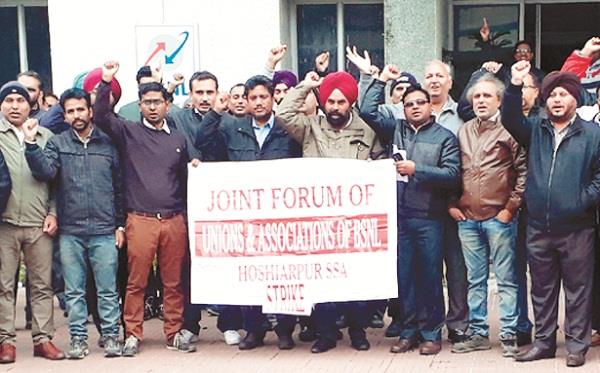 b s  n  l  employees and officials protested