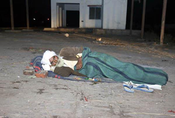 people are forced to sleep under the open sky in the cold winter
