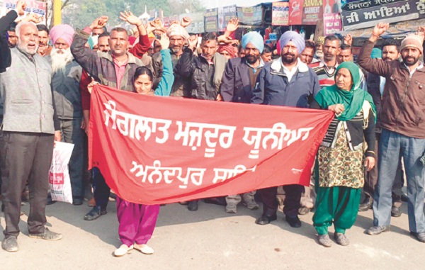 ਤਨਖਾਹ ਤੋਂ ਵਾਂਝੇ ਜੰਗਲਾਤ ਵਰਕਰਾਂ ਨੇ ਘੇਰਿਆ ਦਫਤਰ