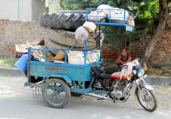 ਮੋਟਰਸਾਈਕਲਾਂ ਪਿੱਛੇ ਪਾਈਆਂ ਟਰਾਲੀਆਂ ਦੇ ਰਹੀਆਂ ਨੇ ਹਾਦਸਿਆਂ ਨੂੰ ਸੱਦਾ