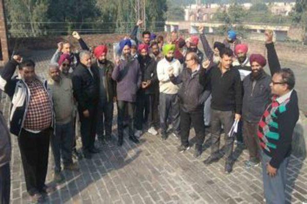 power employees flayed in protest against closure of thermal plants