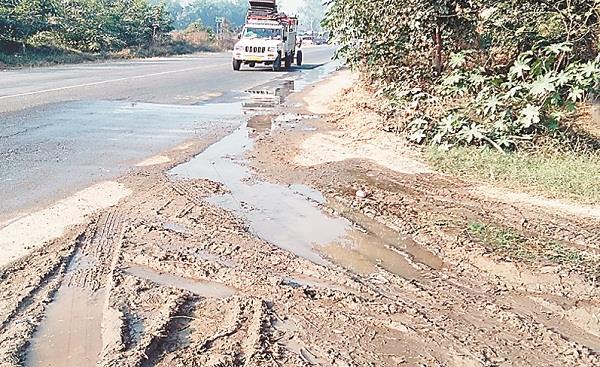 due to the leakage of pipes  the mud of the highway bamboo