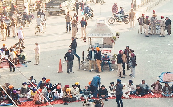 ਭੜਕੇ ਵਰਕਰ ਉੱਤਰੇ ਸੜਕਾਂ ''ਤੇ