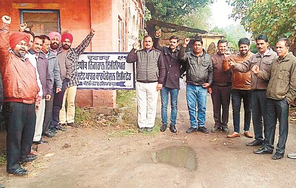 engineers protest against discrimination in pay