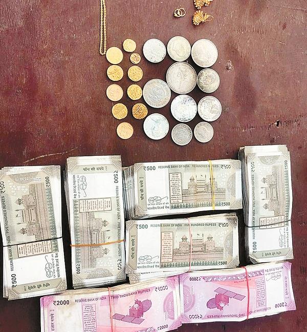 soldier  s gold and silver coins stolen from his master  s house