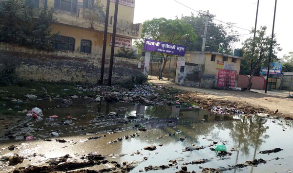 ਸਰਕਾਰੀ ਸਕੂਲ ਮੂਹਰੇ ਲੱਗੇ ਗੰਦਗੀ ਦੇ ਢੇਰ ਖੋਲ੍ਹ ਰਹੇ ਨੇ ਸਫਾਈ ਪ੍ਰਬੰਧਾਂ ਦੀ ''ਪੋਲ''